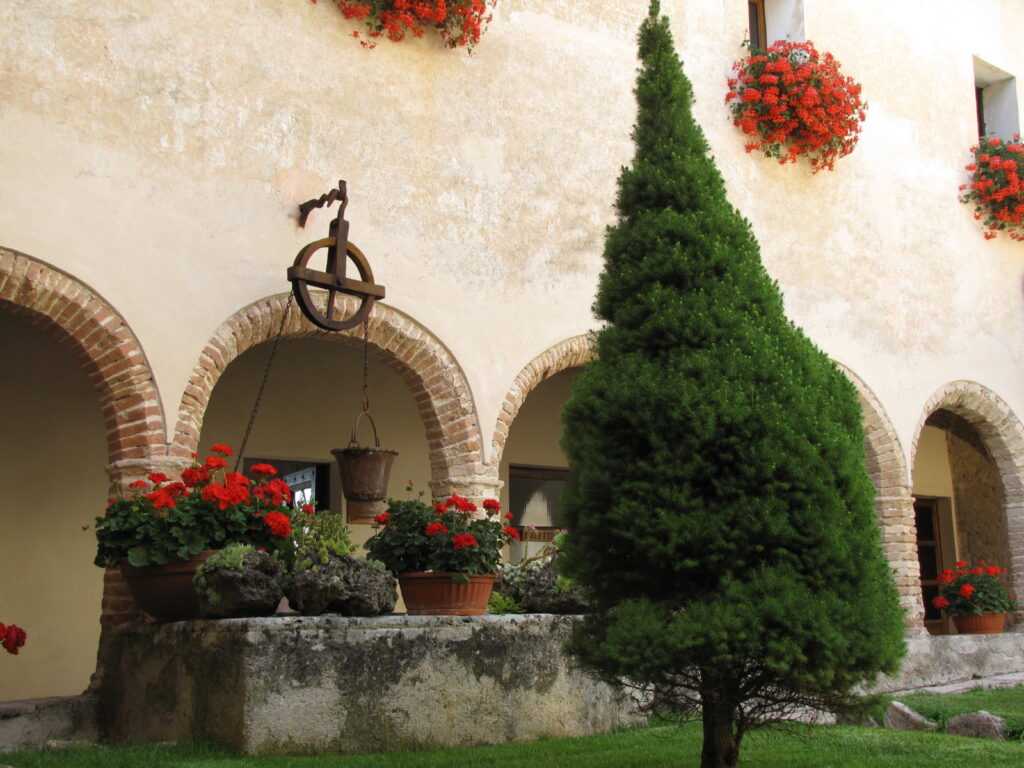  Il chiostro interno del Santuario de la Foresta, foto da wikipedia