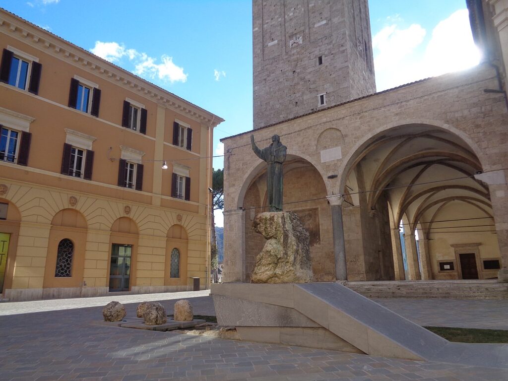 Statua bronzea di San Franceso a Rieti, ai piedi della Cattedrale di Santa Maria Assunta