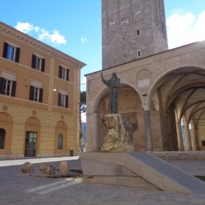 Statua bronzea di San Franceso a Rieti, ai piedi della Cattedrale di Santa Maria Assunta