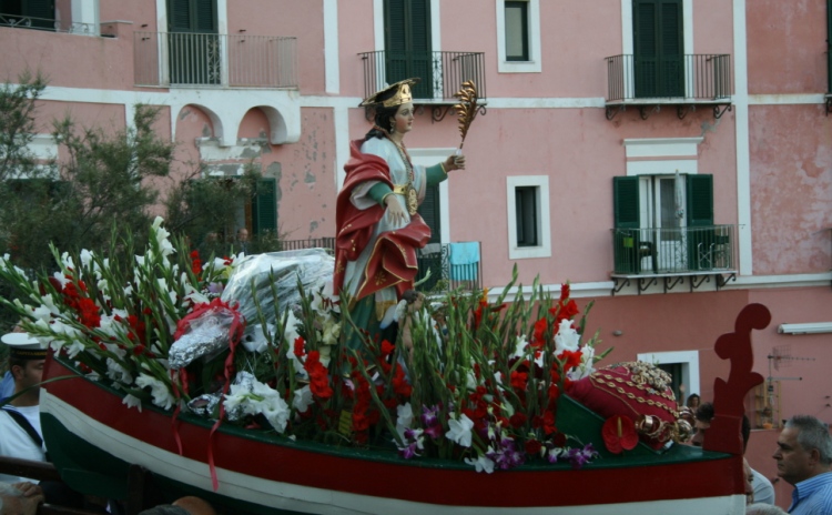 corteo con la statua di Santa Candida - foto Facebook @comunediventotene