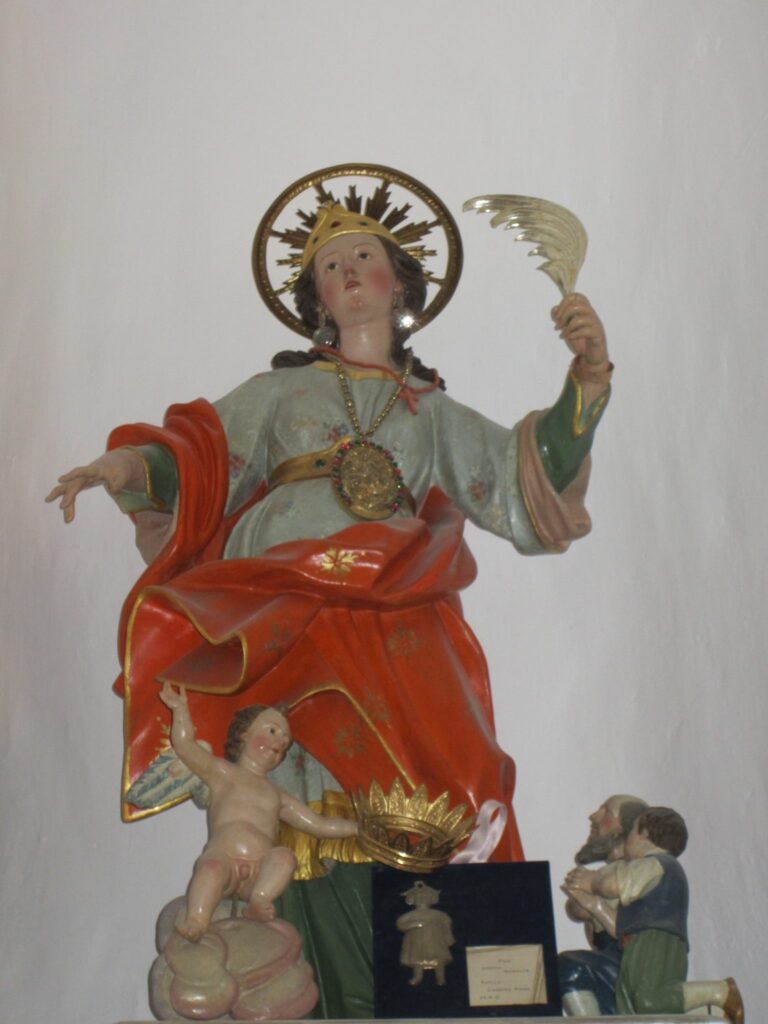 statua Santa Candida nella Chiesa di Santa Candida a Ventotene - Facebook @parrocchiasantacandidaventotene