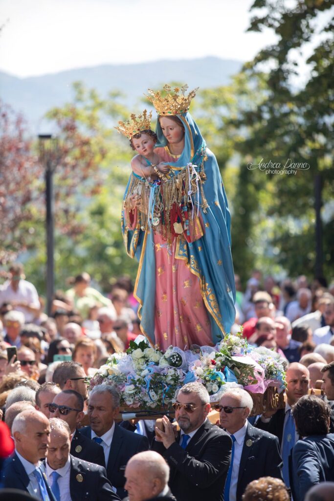 Processione alla Fiaccolata Madonna del Colle a Lenola - Facebook Andrea Panno @madonnadelcolle