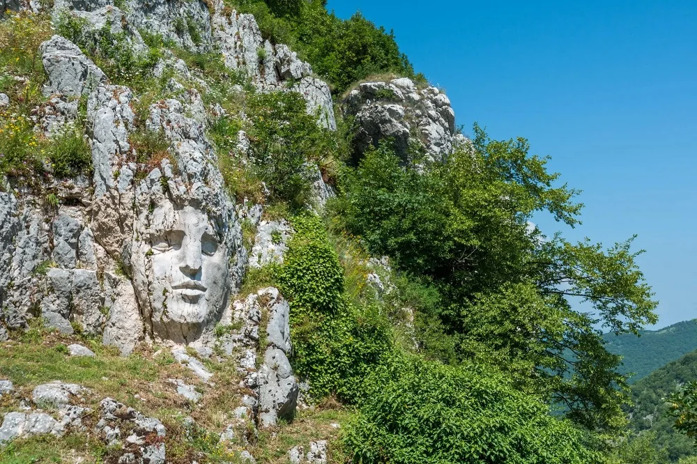 Montagna scolpita dagli Artisti a Cervara di Roma