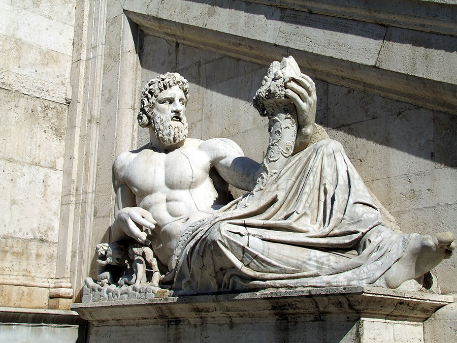 Statua raffigurante il leggendario Tevere in piazza del Campidoglio a Roma