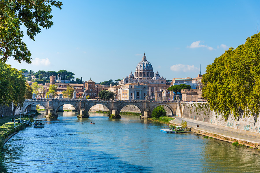 Veduta di San Pietro lungo il Tevere