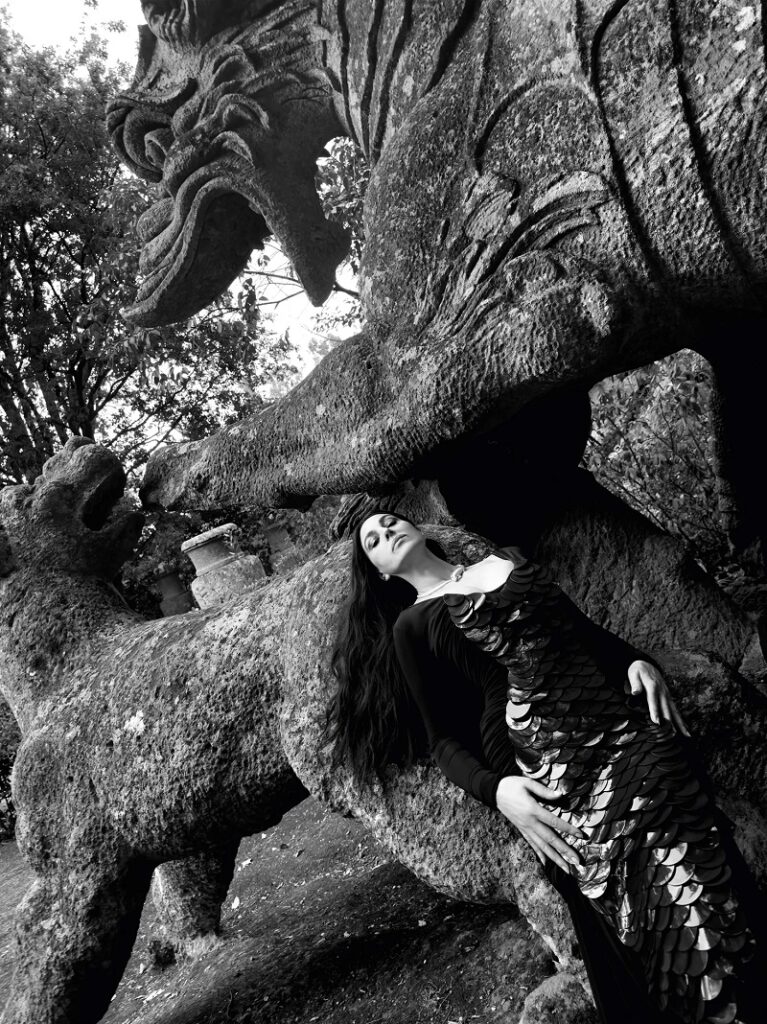 Bellucci a Bomarzo fotografata da Tim Burton