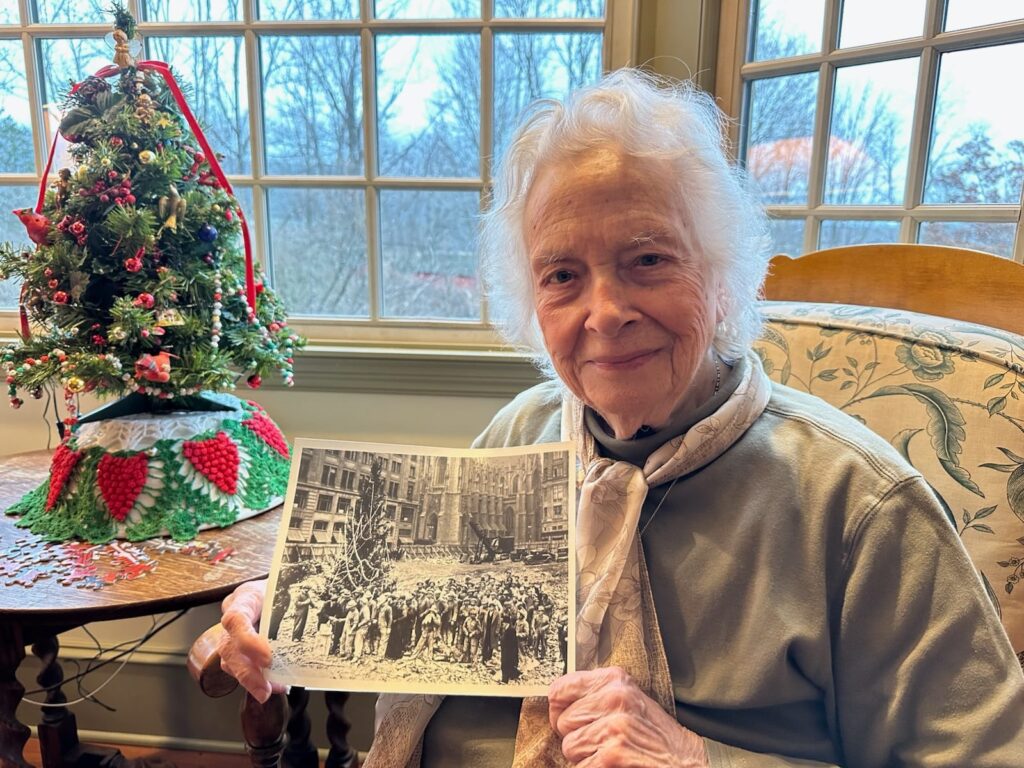 Gerardina riceve la foto nel 1999 dell'Albero di Natale al Rockefeller Center di New York il 21 12 1931 con dedica di Mario Cuomo