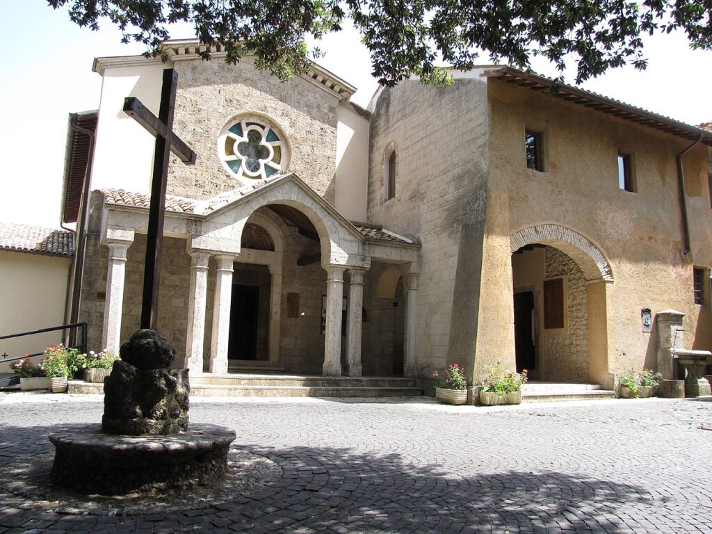 Chiesa di S. Francesco e S. Bernardini presso il Santuario di Fonte Colombo, foto da wikipedia