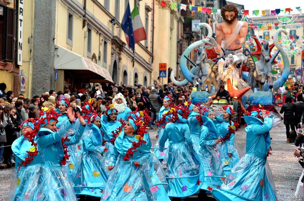 Costumi e carri allegorici sfilano a Ronciglione davanti a migliaia di spettatori