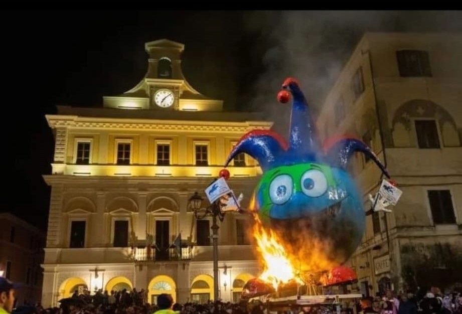 Il rogo in piazza che sancisce la fine dei festeggiamenti 