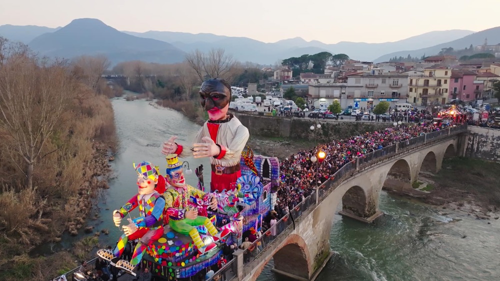 La grande partecipazione alla sfilata dei Carri del Carnevale storico di Pontecorvo foto @ FB Carnevale di Pontecorvo