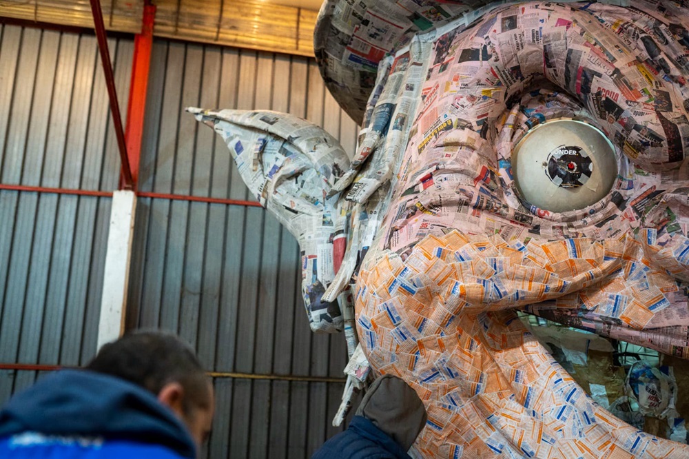 Artigiani al lavoro per preparare i carri allegorici del Carnevale a Pontecorvo -foto-@ FB Carnevale Pontecorvo