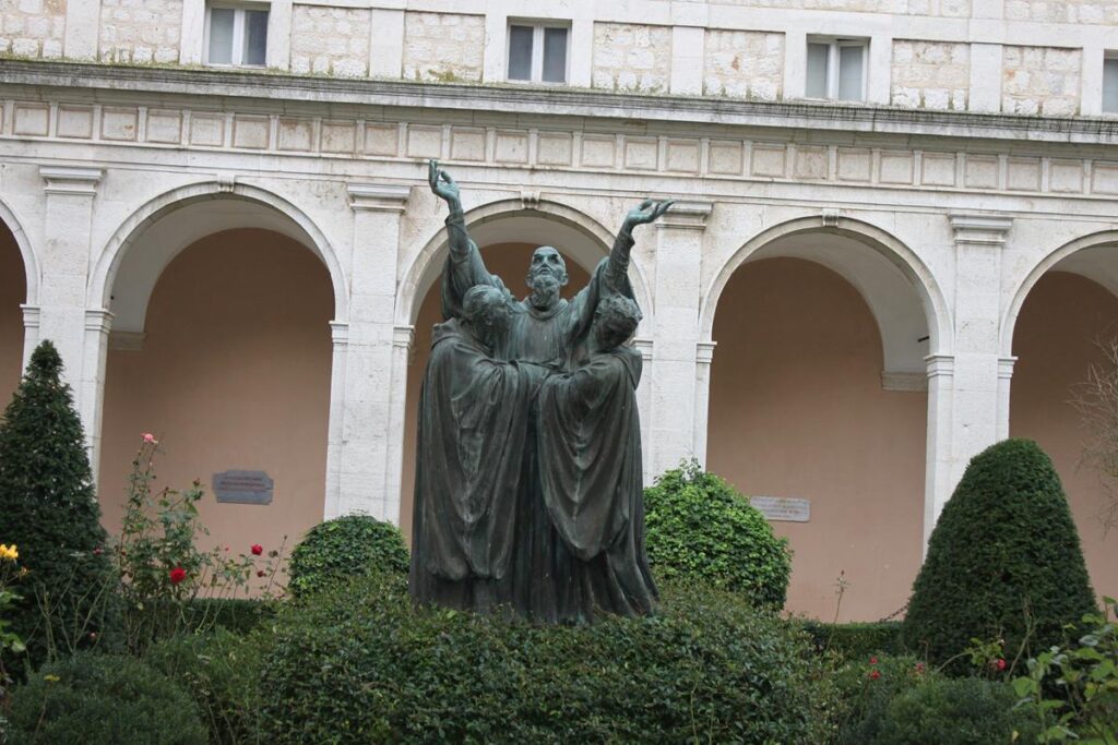 Statua di San Benedetto nel Chiostro dell'Abbazia