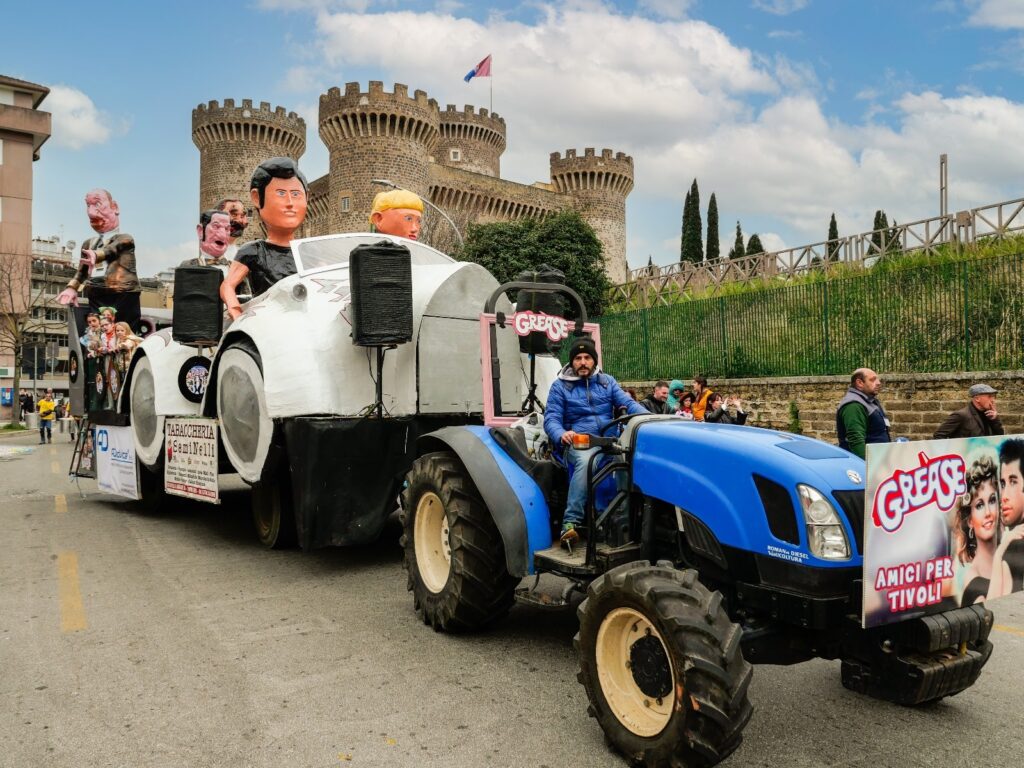 Un momento delle sfilata dei Carri allegorici del Carnevale storico di Tivoli