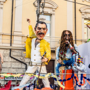 Un carro allegorico durante il Carnevale del Liri a Sora