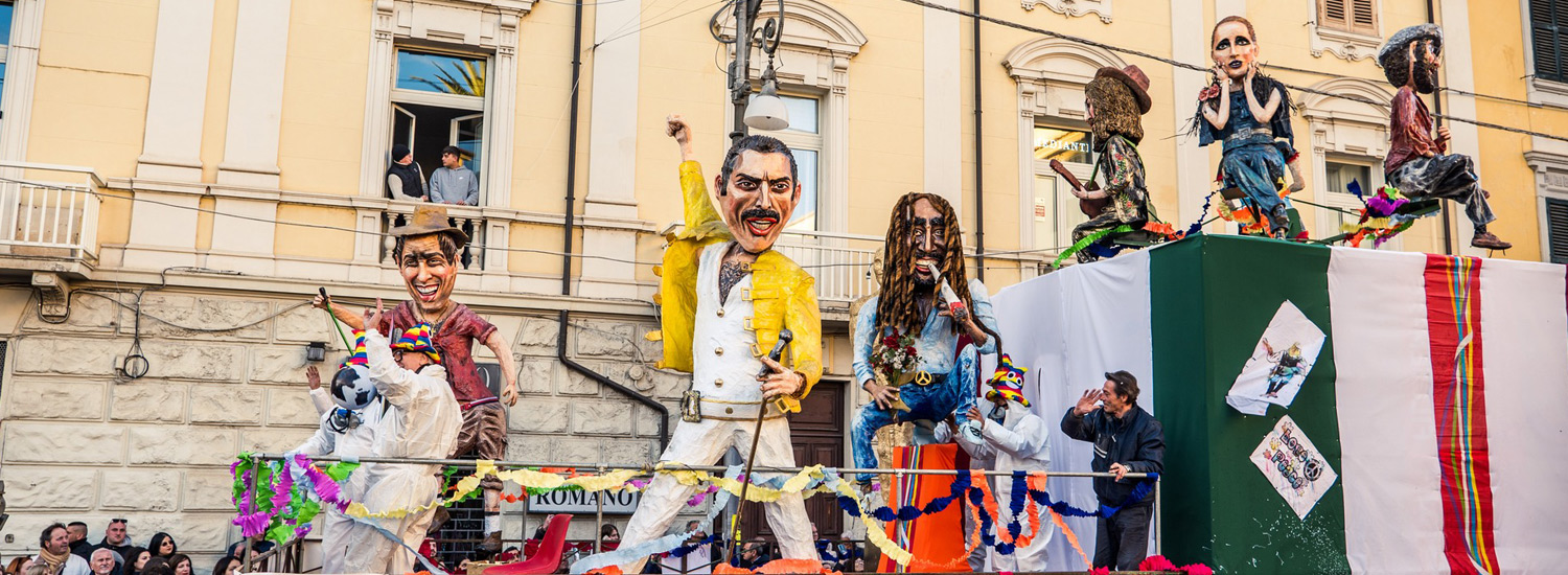 Un carro allegorico durante il Carnevale del Liri a Sora